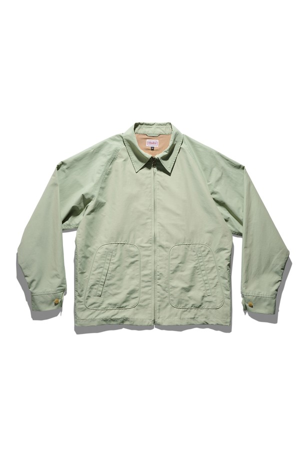 캐주얼과 베이직 스타일을 아우르는 남성용 엔지니어 재킷입니다. 봄, 가을에 적합하며, 얇은 두께감으로 편안하게 착용할 수 있습니다. 씨 그린 컬러의 무지 디자인에 레귤러 핏, 레귤런 소매와 칼라 디테일이 돋보입니다. 집업 여밈 방식과 긴 소매 기장으로, 출근룩과 데이트룩 등 다양한 TPO에 활용 가능합니다. 미니멀하고 클래식한 스타일을 연출하기 좋습니다.
