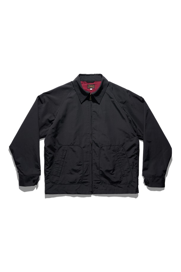 베이직하고 캐주얼한 스타일의 엔지니어 재킷 블랙입니다. 봄, 가을에 착용하기 좋은 두께감의 레귤러핏 제품으로, 일상생활에서 편안하게 활용할 수 있습니다. 무지 디자인에 레글런 소매와 칼라 디테일이 돋보이며, 집업 방식으로 여밈이 가능합니다. 긴 소매 기장의 이 재킷은 미니멀하고 클래식한 스타일을 연출하기에 좋습니다.
