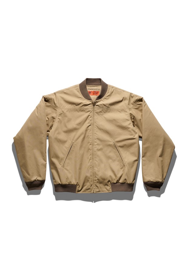 나단 더비 재킷 베이지는 남성 의류로, 봄과 가을에 적합한 캐주얼 및 베이직 스타일의 자켓입니다. 얇은 두께감과 긴 소매 기장, 레귤러핏으로 편안하게 착용할 수 있으며, 집업 여밈 방식과 립 디테일이 특징입니다. 무지 패턴의 베이지 컬러로 다양한 스타일에 매치하기 용이하며, 미니멀하고 클래식한 분위기를 연출합니다. 일상복으로 활용하기 좋은 실용적인 아이템입니다.
