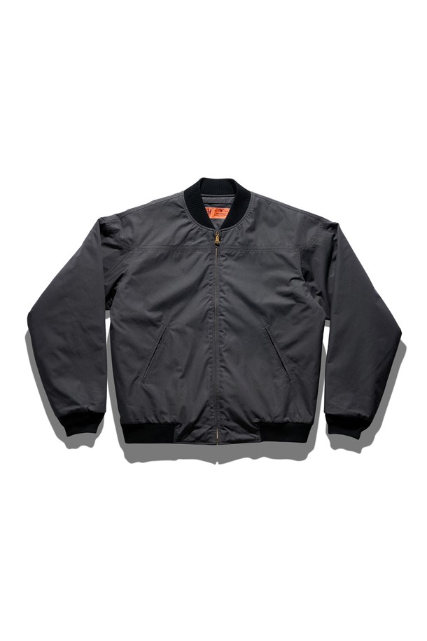 나단 더비 재킷 차콜은 남성용 아우터로, 봄, 가을에 착용하기 좋은 얇은 두께의 집업 블루종입니다. 캐주얼, 베이직 스타일로 일상에서 편안하게 활용할 수 있으며, 차콜 컬러와 무지 디자인으로 어떤 옷에도 잘 어울립니다. 레귤러핏으로 제작되어 편안한 착용감을 제공하며, 긴 소매와 립 디테일이 특징입니다. 미니멀하고 클래식한 스타일을 선호하는 분들께 추천합니다.
