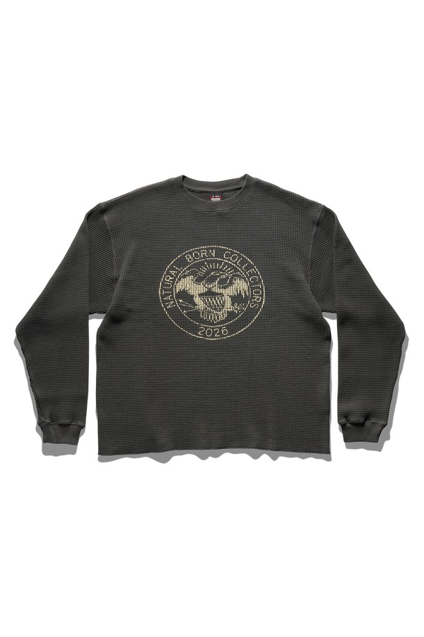 뮤지엄피스 컬렉터 와플 롱슬리브 차콜은 베이직한 스타일을 추구하는 분들을 위한 티셔츠입니다. 면 소재로 제작되어 부드러운 촉감을 선사하며, 봄, 가을, 겨울 세 계절 모두 활용 가능합니다. 차콜 컬러의 레귤러핏 긴소매 디자인으로, 라운드넥과 와플 패턴이 특징입니다. 두께감 있는 소재로 제작되어 포근함을 더하며, 뮤지엄피스 컬렉터 라인의 특별함을 느낄 수 있습니다. 클래식, 미니멀, 캐주얼 등 다양한 스타일 연출에 활용하기 좋습니다.
