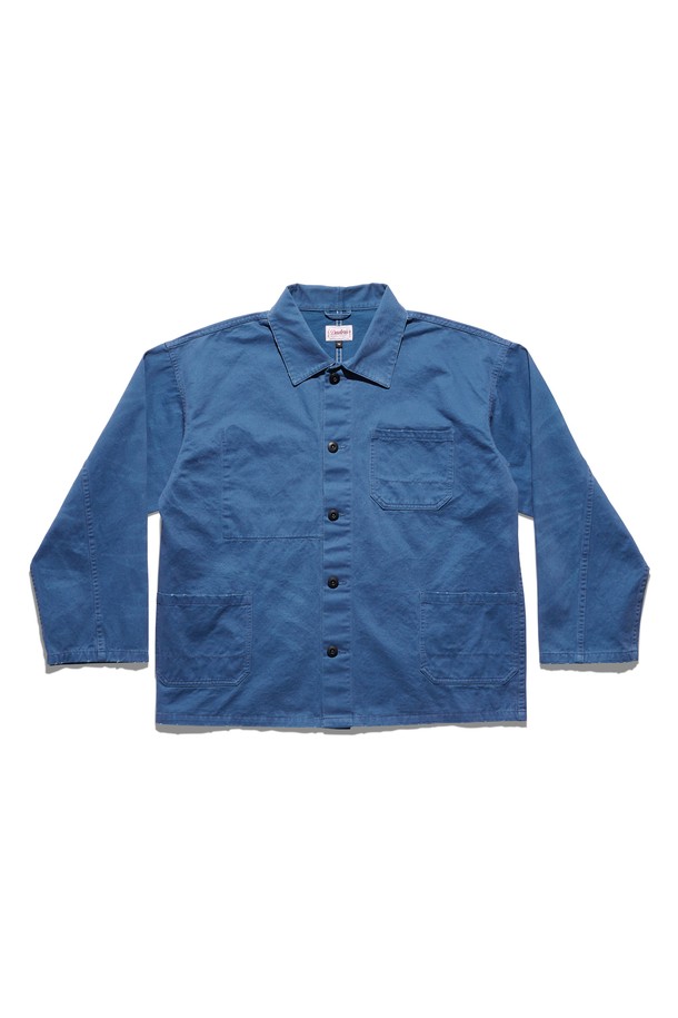 헐리우드 재킷 블루 버전3 데미지는 워크웨어, 캐주얼, 레트로 스타일을 아우르는 남성용 아우터입니다. 짙은 블루 컬러에 물빠진 워싱 처리가 더해져 빈티지한 무드를 자아냅니다. 면 소재로 제작되어 두껍고 뻣뻣한 촉감을 가지며, 레귤러 핏으로 편안하게 착용 가능합니다. 긴 소매와 데미지 디테일, 수작업 워싱이 특징이며, 일상복으로 활용하기 좋습니다.
