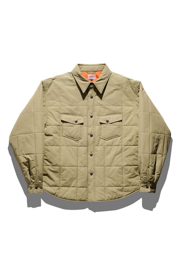 제인 웨스턴 패딩 재킷 베이지는 겨울철 따뜻함과 스타일을 동시에 만족시키는 여성용 아우터입니다. 부드러운 촉감의 나일론 소재와 두꺼운 두께감으로 뛰어난 보온성을 제공하며, 베이직하고 캐주얼한 스타일을 연출합니다. 레귤러핏으로 제작되어 편안한 착용감을 선사하며, 버튼 여밈 방식과 포켓 디테일이 실용성을 더합니다. 무지 디자인에 긴 소매 기장으로 어떤 옷에도 쉽게 매치하여 미니멀, 클래식한 스타일을 완성할 수 있습니다. 안감은 패딩 처리되어 추운 날씨에도 따뜻하게 몸을 보호해 줍니다.
