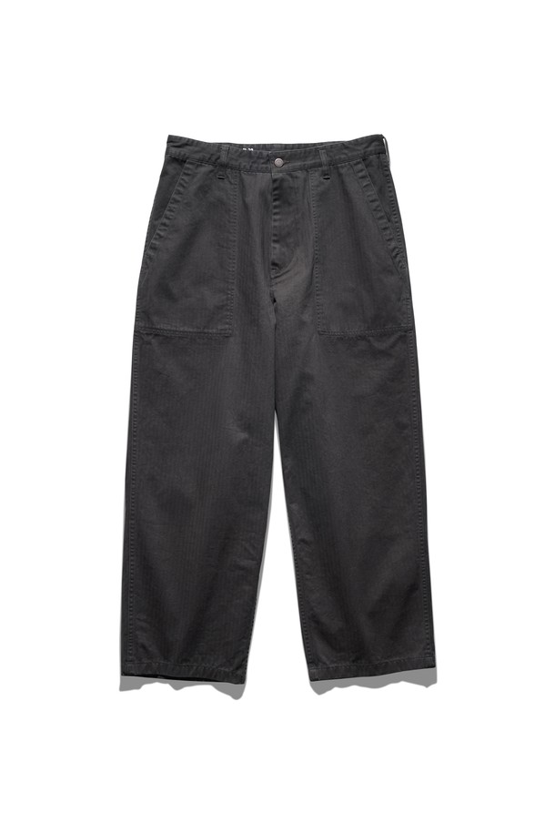 신치백 베이커 팬츠 차콜은 차콜 및 브라운 컬러로 출시된 면 소재의 긴 기장 와이드핏 팬츠입니다. 뻣뻣한 촉감과 두꺼운 두께감으로 제작되어 캐주얼, 밀리터리, 미니멀, 워크웨어 스타일을 연출하기 좋습니다. 루즈핏으로 편안한 착용감을 제공하며, 일상에서 폭넓게 활용할 수 있습니다. 무지 디자인으로 다양한 상의와 매치하기 용이하며, 스타일리시한 코디를 완성할 수 있습니다.
