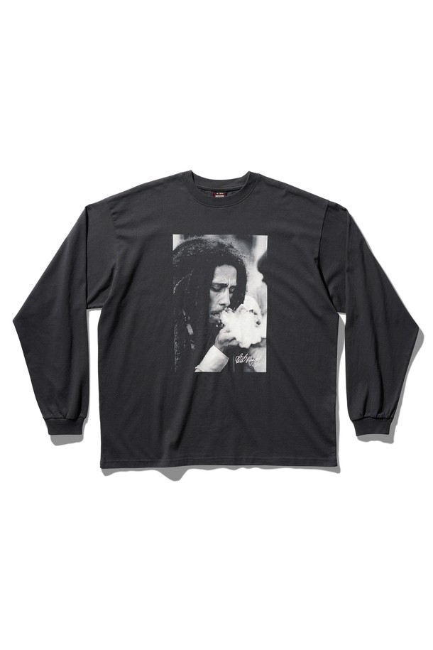 밥 말리(Bob Marley) 빈티지 블랙 긴팔 티셔츠입니다. 일상, 캠핑 등 다양한 TPO에 어울리는 오버핏의 면 긴팔 티셔츠로, 빈티지 스트릿 스타일을 연출합니다. 밥 말리 아티스트의 라이선스를 받아 제작되었으며, 빈티지 워싱 가공과 디지털 프린팅으로 레트로 무드를 더했습니다. 부드러운 촉감과 라운드넥 디자인으로 편안하게 착용 가능하며, 홀로그램 인증 스티커가 부착된 한정판 제품입니다. 봄, 가을, 겨울 모두 활용 가능한 실용적인 아이템입니다.
