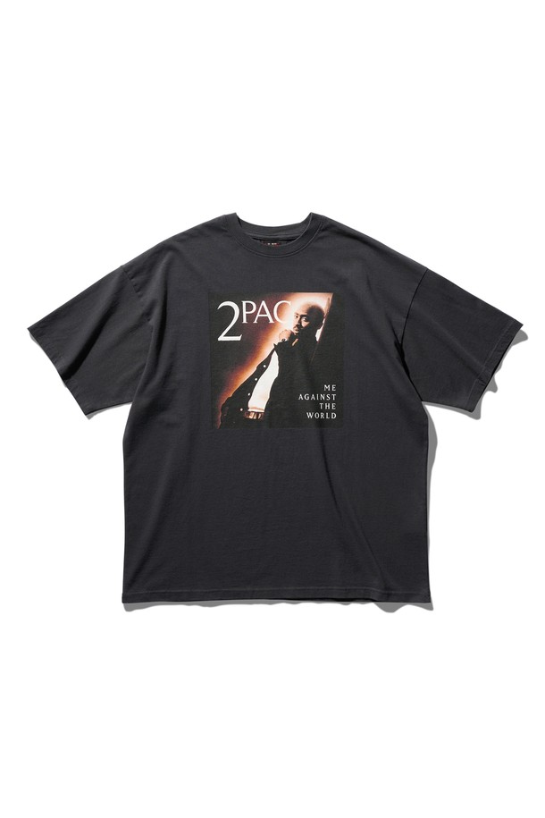 빈티지 블랙 컬러의 투팍(2Pac) 앨범 커버 반팔 티셔츠입니다. 오버핏과 박시핏으로 편안하게 착용 가능하며, 봄, 여름 시즌에 적합합니다. 면 소재로 제작되어 부드러운 촉감을 선사하며, 라운드넥 디자인입니다. 'Me Against The World' 앨범 커버 디지털 프린팅과 빈티지 워싱 가공으로 스트릿, 캐주얼, 레트로 스타일을 연출합니다. 홀로그램 스티커 인증과 공식 라이센스를 받은 한정판 제품입니다.
