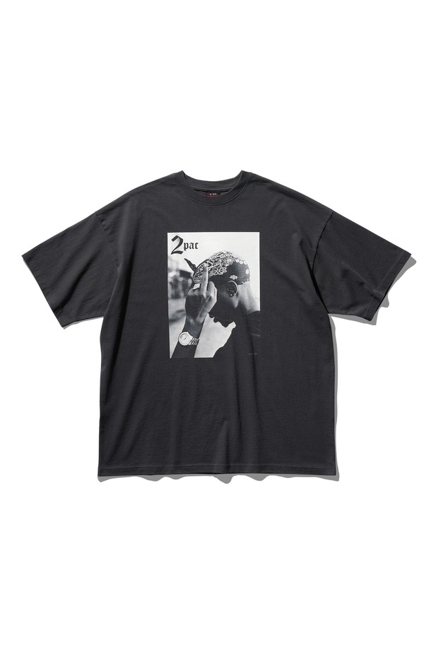 빈티지 블랙 컬러의 투팍(Tupac) Fxxk 포토 반팔 티셔츠입니다. 남녀 모두 착용 가능한 오버핏/박시 핏으로, 봄, 여름 시즌에 활용하기 좋습니다. 면 소재의 레귤러 기장 티셔츠로, 디지털 프린팅 기법과 빈티지 워싱 가공을 통해 스트릿 무드를 연출합니다. 홀로그램 스티커와 체인 스티치 백넥 디테일이 특징이며, 여행룩 또는 휴가룩, 스트리트 스타일, 캐주얼 스타일 모두 소화 가능합니다. 한정판으로 소장 가치를 더합니다.
