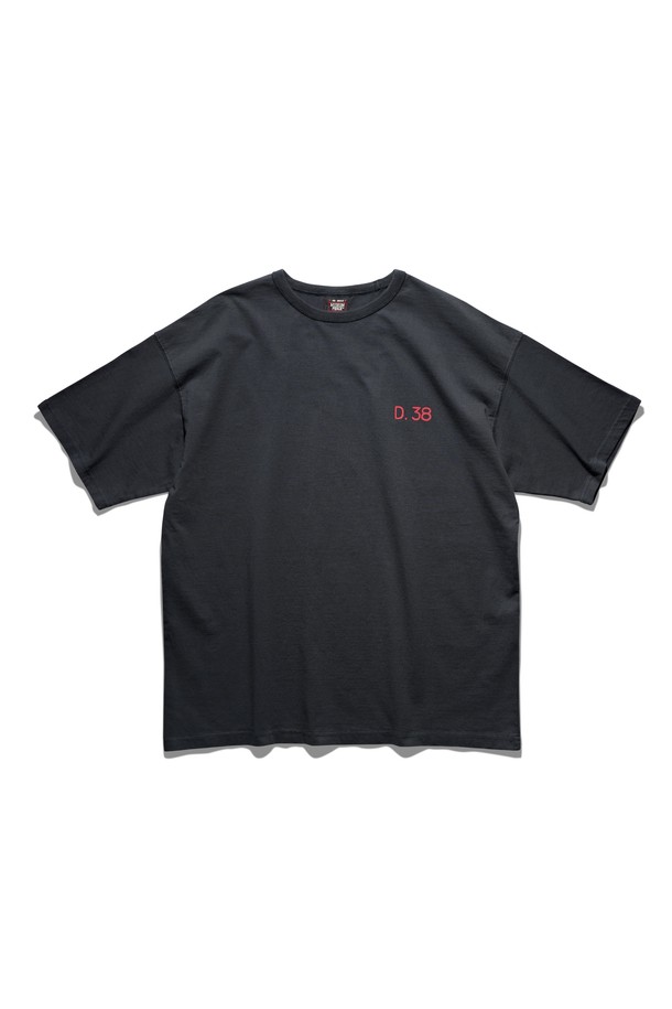 "재즈 파이터즈" 반팔 티셔츠 빈티지 블랙은 빈티지 스타일과 캐주얼 무드를 동시에 즐길 수 있는 상의입니다. 부드러운 촉감의 면 소재를 사용하여 편안한 착용감을 선사하며, 봄, 여름에 활용하기 좋습니다. 박시 핏과 레귤러 기장으로 편안함을 더하고, 립 네크라인으로 디자인의 완성도를 높였습니다. 빈티지 스타일 그래픽과 스크린 프린팅, 페이드 효과, 소프트 터치 가공 등의 디테일이 돋보이며, 컴팩트 원사를 사용하고 텀블 워시 처리하여 내구성을 높였습니다. 일상에서 캐주얼하거나 스트리트 스타일을 연출하기에 좋은 아이템입니다.
