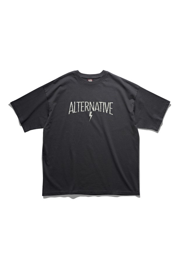 얼터너티브 반팔 티셔츠 빈티지 블랙은 봄, 여름 시즌에 어울리는 공용 티셔츠입니다. 빈티지 워싱 가공과 더블 워싱 처리를 거쳐 부드러운 촉감을 선사하며, 오버핏과 박시핏으로 편안한 착용감을 제공합니다. 라운드넥 디자인에 로고 프린트가 더해져 캐주얼 무드를 연출하며, 암홀과 어깨가 넓게 디자인되어 트렌디한 스트리트 스타일을 완성합니다. 특수 프린팅 기법으로 제작되어 높은 퀄리티를 자랑하는 반팔 티셔츠입니다.
