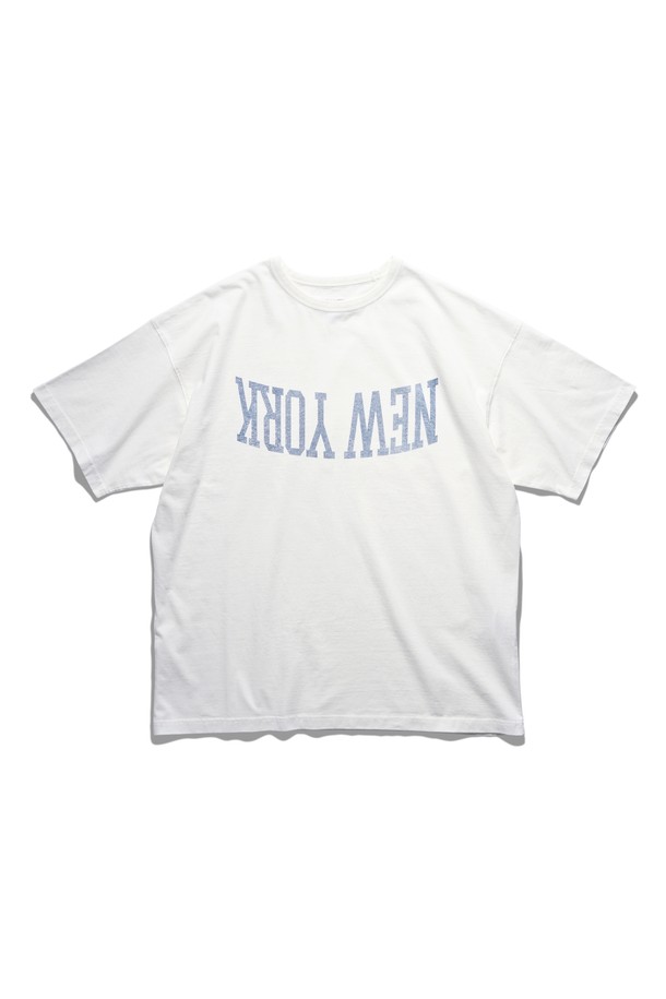 90년대 뉴욕 감성을 담은 오프화이트 컬러의 반팔 티셔츠입니다. 빈티지 워싱 처리와 더블 워싱으로 부드러운 촉감을 선사하며, 컴팩트 원사를 사용하여 튼튼하게 제작되었습니다. 루즈핏과 오버핏으로 편안한 착용감을 강조하며, 라운드넥 디자인으로 어떤 스타일에도 잘 어울립니다. 봄, 여름 시즌 데일리룩으로, 산책룩이나 집콕룩 등 다양한 TPO에 활용 가능합니다. 5가지 패턴 변형으로 개성 있는 스타일을 연출해보세요.
