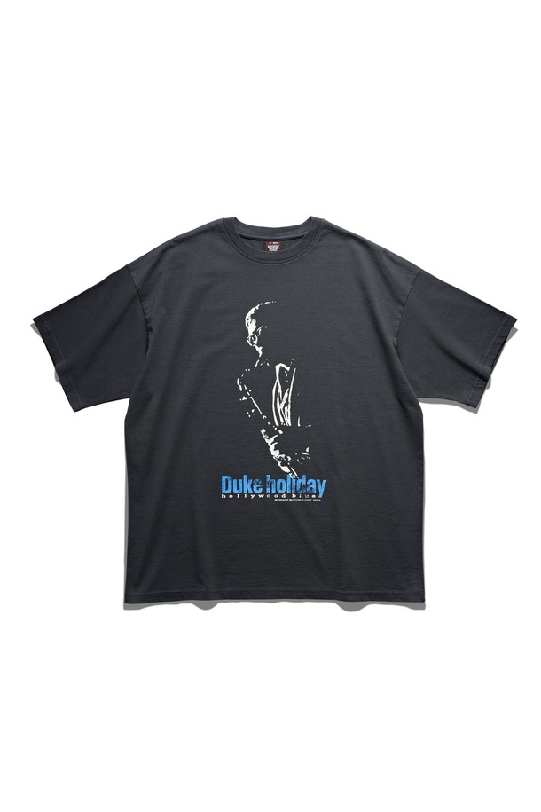 듀크 홀리데이 빈티지 블랙 반팔 티셔츠는 봄, 여름 시즌에 어울리는 공용 의류입니다. 빈티지 워싱 가공과 컴팩트 원사를 사용하여 부드러운 촉감을 선사하며, 오버핏과 박시핏으로 편안한 착용감을 강조합니다. 라운드넥 디자인에 넥라인 립 디테일을 더해 포인트를 주었으며, 프린트와 로고 패턴이 돋보이는 캐주얼 스타일의 티셔츠입니다. 산책룩과 집콕룩 등 다양한 TPO에 활용 가능하며, 미니멀한 스타일 연출에도 용이합니다. 더블 워싱 처리를 통해 내구성을 높였습니다.
