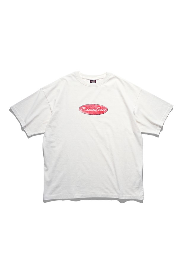 뮤지엄 피스 반팔 티셔츠 오프 화이트는 빈티지 스타일과 캐주얼 무드를 동시에 즐길 수 있는 공용 반팔 티셔츠입니다. 부드러운 촉감의 면 소재로 제작되었으며, 봄, 여름 시즌에 적합합니다. 오버핏과 박시핏으로 편안한 착용감을 선사하며, 라운드넥 디자인과 빈티지 그래픽, 로고 프린트가 특징입니다. 더블 워싱 처리, 특수 프린팅 기법, 컴팩트 원사 사용, 싱글 니트 편직으로 제작되어 높은 퀄리티를 자랑합니다. 산책룩, 집콕룩 등 다양한 TPO에 활용 가능하며, 캐주얼, 미니멀 스타일을 즐겨 입는 분들께 추천합니다.
