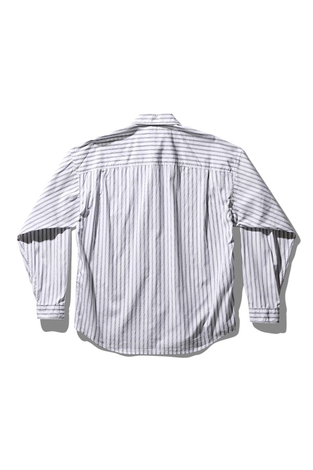 "하이 카운트 브로드 클로스 스트라이프 셔츠 화이트"는 봄, 여름, 가을에 어울리는 남녀 공용 셔츠입니다. 부드러운 촉감의 면 소재에 얇은 두께감으로 제작되어 편안한 착용감을 선사합니다. 베이직하고 캐주얼한 스타일의 오버핏 디자인으로, 긴 소매와 스트라이프 패턴이 특징입니다. 라운드넥으로 디자인되어 캐주얼, 미니멀, 클래식 스타일을 연출하기 좋습니다. 일상복으로 활용하기 좋은 아이템입니다.
