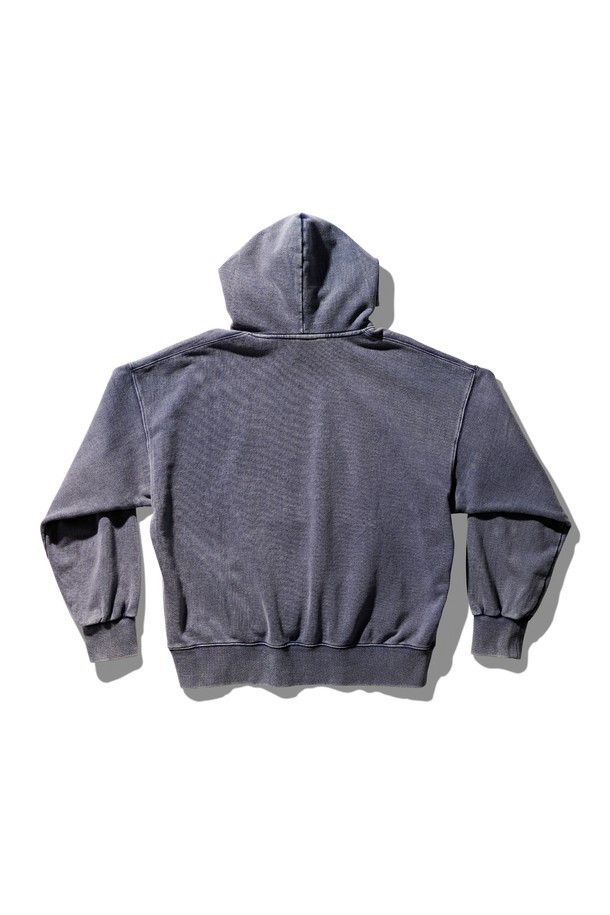 크레이지 워싱 후디 네이비 블루는 캐주얼, 스트리트, 미니멀 스타일을 즐겨 입는 분들을 위한 오버핏 후디입니다. 봄, 가을, 겨울 모두 착용 가능하며, 캠핑룩과 산책룩에 잘 어울립니다. 두꺼운 두께감의 면 소재로 제작되었으며, 크레이지 워싱 가공을 통해 독특한 질감을 더했습니다. 와이드한 암홀과 크롭 기장으로 트렌디한 핏을 연출하며, 네이비 블루 컬러가 세련된 분위기를 자아냅니다.
