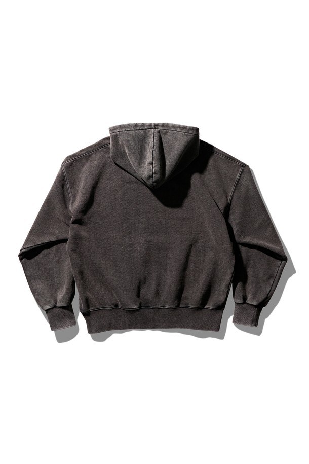 크레이지 워싱 후디 차콜 블랙은 빈티지 무드를 강조한 오버핏 후디입니다. 봄, 가을, 겨울, 세 계절에 걸쳐 활용 가능하며, 일상 속에서 캐주얼하고 스트리트 스타일을 연출하기 좋습니다. 면 소재로 제작되어 부드러운 촉감을 선사하며, 두꺼운 두께감으로 따뜻하게 착용할 수 있습니다. 빈티지 워싱 가공을 통해 자연스러운 에이징 효과와 의도적인 데미지 및 변색 디테일이 돋보이며, 개별 제품마다 독특한 워싱 패턴을 지녀 소장 가치를 높입니다. 캠핑룩, 집콕룩 등 다양한 TPO에 활용 가능하며, 한정 수량으로 제작되어 특별함을 더합니다.
