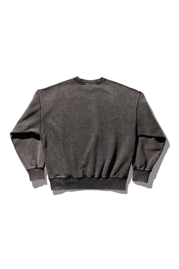 크레이지 워싱 맥스 브라운 스웨트 셔츠 차콜 블랙은 캐주얼 및 스트릿 스타일을 즐기는 분들을 위한 오버핏 스웨트셔츠입니다. 가을, 겨울 시즌에 어울리는 두꺼운 두께감과 긴 소매 기장으로 제작되었습니다. 면 소재를 사용하여 부드러운 착용감을 선사하며, 불규칙한 워싱 효과가 돋보이는 디자인입니다. 라운드넥과 와이드한 암홀 디테일이 편안하고 개성 있는 핏을 연출합니다. 차콜과 블랙 두 가지 색상으로 만나보세요.
