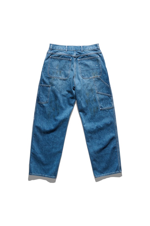 세컨드 데님 워크 팬츠 더티 워싱은 남성용 데님 팬츠로, 봄/가을 계절에 착용하기 좋습니다. 캐주얼 및 스트릿 스타일을 아우르는 워크웨어 무드를 연출하며, 레귤러핏으로 편안한 착용감을 선사합니다. 톤 다운된 블루 컬러와 뻣뻣한 데님 소재, 더티 워싱 가공으로 빈티지한 매력을 더했습니다. 긴 기장으로 어떤 상의와도 훌륭한 조화를 이루며, 데일리룩에 포인트 아이템으로 활용하기 좋습니다.
