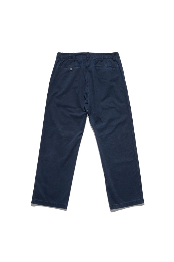 데미지 워싱 디테일이 돋보이는 남성용 치노 팬츠입니다. 로얄 네이비 컬러로, 캐주얼 및 베이직 스타일을 연출하기 좋습니다. 면 소재로 제작되어 봄, 여름, 가을 얇고 편안하게 착용할 수 있습니다. 레귤러핏으로 제작되어 편안한 착용감을 선사하며, 데미지 워싱 디테일이 빈티지한 멋을 더합니다. 일상생활에서 폭넓게 활용하기 좋은 아이템입니다.
