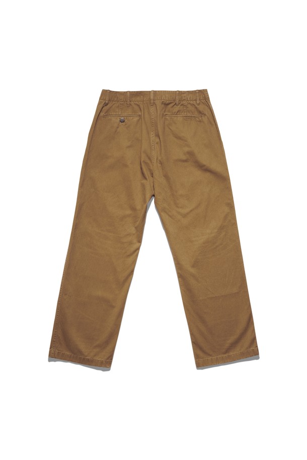 데미지 워싱 치노 팬츠 미들 베이지는 남성용 바지로, 봄, 여름, 가을에 착용하기 좋은 긴 기장의 치노팬츠입니다. 면 소재로 제작되어 편안한 착용감을 선사하며, 레귤러핏으로 제작되어 캐주얼하고 베이직한 스타일을 연출합니다. 은은한 데미지 워싱 디테일이 돋보이며, 출근룩이나 비즈니스 캐주얼, 캐주얼, 미니멀, 클래식 스타일링에 활용하기 좋습니다. 미들 베이지 컬러는 다양한 상의와 쉽게 매치되어 활용도가 높습니다.
