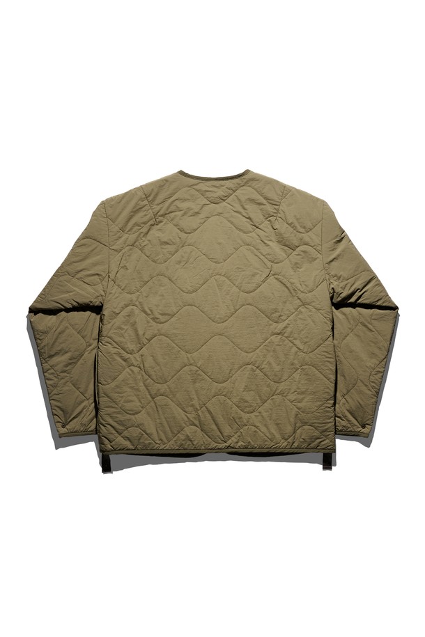 "리버시블 라이너 재킷" 올리브 카키 컬러는 가을, 겨울철에 착용하기 좋은 두꺼운 두께감의 공용 라이너 재킷입니다. 캐주얼, 밀리터리 스타일을 모두 소화할 수 있는 무지 패턴의 제품으로, 양면 착용이 가능하여 실용성을 높였습니다. 넉넉한 레귤러핏과 긴 소매 기장, 집업 여밈 방식으로 편안한 착용감을 제공하며, 나일론 소재로 제작되어 부드러운 촉감을 자랑합니다. 출근룩과 여행룩 등 다양한 TPO에 활용 가능하며, 미니멀한 스타일 연출에도 용이합니다.
