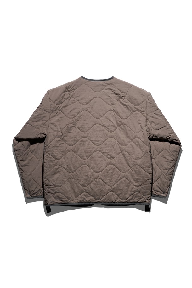 차콜 컬러의 리버시블 라이너 재킷입니다. 남녀 공용으로 착용 가능하며, 가을과 겨울에 따뜻하게 입을 수 있습니다. 베이직하고 캐주얼한 스타일로, 일상생활은 물론 출근룩, 모임룩까지 활용도가 높습니다. 부드러운 폴리에스테르 소재로 제작되어 편안한 착용감을 선사하며, 두꺼운 두께감으로 보온성을 높였습니다. 양면으로 착용 가능한 리버시블 디자인으로 다양한 스타일을 연출할 수 있습니다.
