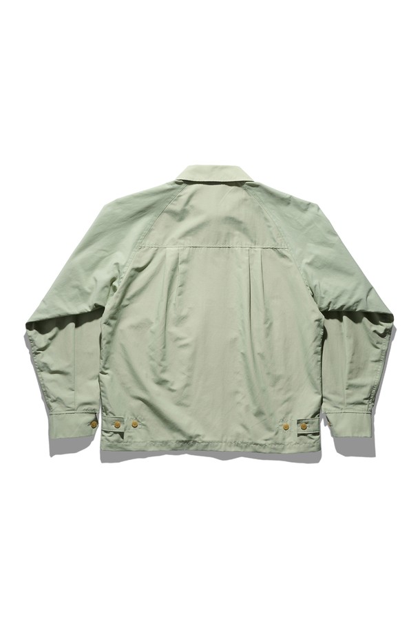 캐주얼과 베이직 스타일을 아우르는 남성용 엔지니어 재킷입니다. 봄, 가을에 적합하며, 얇은 두께감으로 편안하게 착용할 수 있습니다. 씨 그린 컬러의 무지 디자인에 레귤러 핏, 레귤런 소매와 칼라 디테일이 돋보입니다. 집업 여밈 방식과 긴 소매 기장으로, 출근룩과 데이트룩 등 다양한 TPO에 활용 가능합니다. 미니멀하고 클래식한 스타일을 연출하기 좋습니다.
