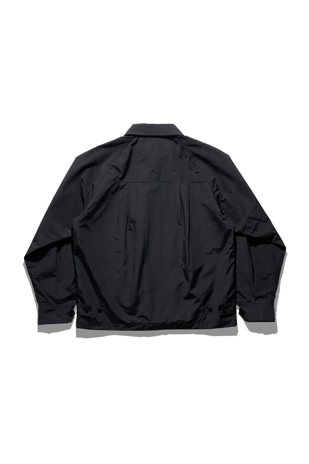 베이직하고 캐주얼한 스타일의 엔지니어 재킷 블랙입니다. 봄, 가을에 착용하기 좋은 두께감의 레귤러핏 제품으로, 일상생활에서 편안하게 활용할 수 있습니다. 무지 디자인에 레글런 소매와 칼라 디테일이 돋보이며, 집업 방식으로 여밈이 가능합니다. 긴 소매 기장의 이 재킷은 미니멀하고 클래식한 스타일을 연출하기에 좋습니다.
