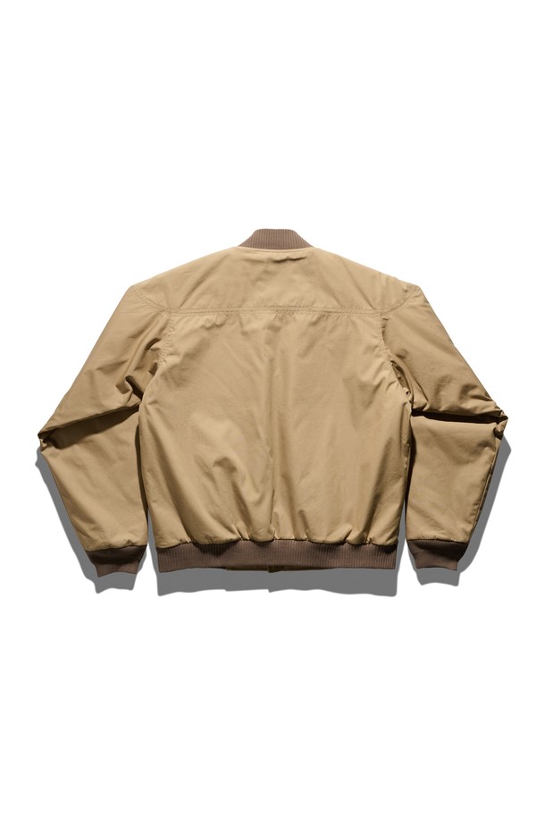 나단 더비 재킷 베이지는 남성 의류로, 봄과 가을에 적합한 캐주얼 및 베이직 스타일의 자켓입니다. 얇은 두께감과 긴 소매 기장, 레귤러핏으로 편안하게 착용할 수 있으며, 집업 여밈 방식과 립 디테일이 특징입니다. 무지 패턴의 베이지 컬러로 다양한 스타일에 매치하기 용이하며, 미니멀하고 클래식한 분위기를 연출합니다. 일상복으로 활용하기 좋은 실용적인 아이템입니다.
