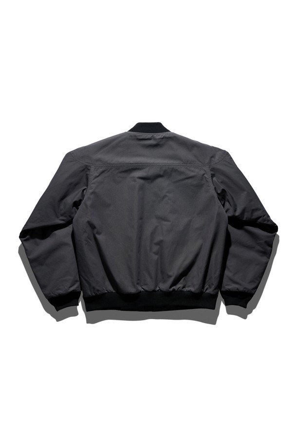 나단 더비 재킷 차콜은 남성용 아우터로, 봄, 가을에 착용하기 좋은 얇은 두께의 집업 블루종입니다. 캐주얼, 베이직 스타일로 일상에서 편안하게 활용할 수 있으며, 차콜 컬러와 무지 디자인으로 어떤 옷에도 잘 어울립니다. 레귤러핏으로 제작되어 편안한 착용감을 제공하며, 긴 소매와 립 디테일이 특징입니다. 미니멀하고 클래식한 스타일을 선호하는 분들께 추천합니다.
