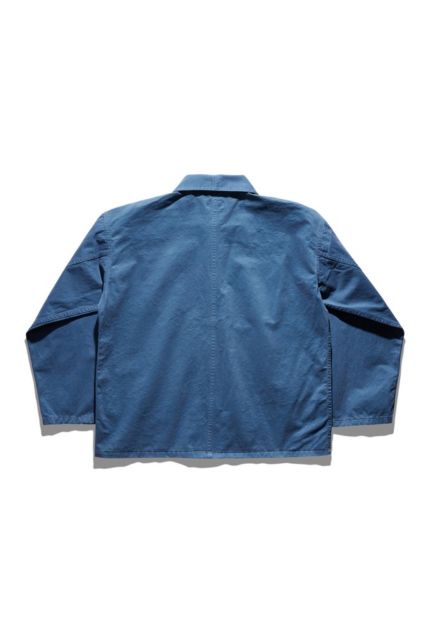 헐리우드 재킷 인디고 블루 버전3 노멀은 남녀 모두 착용 가능한 데님 재킷입니다. 인디고 블루 컬러의 무지 디자인으로, 봄, 가을에 캐주얼하고 베이직한 스타일을 연출하기 좋습니다. 레귤러핏 레귤러 기장으로 제작되었으며, 버튼 여밈 방식과 포켓 디테일이 특징입니다. 데이트룩, 봄 소풍룩에 활용하여 미니멀한 스타일을 완성해 보세요. 중간 두께의 뻣뻣한 데님 소재로 제작되어 튼튼한 내구성을 자랑합니다.
