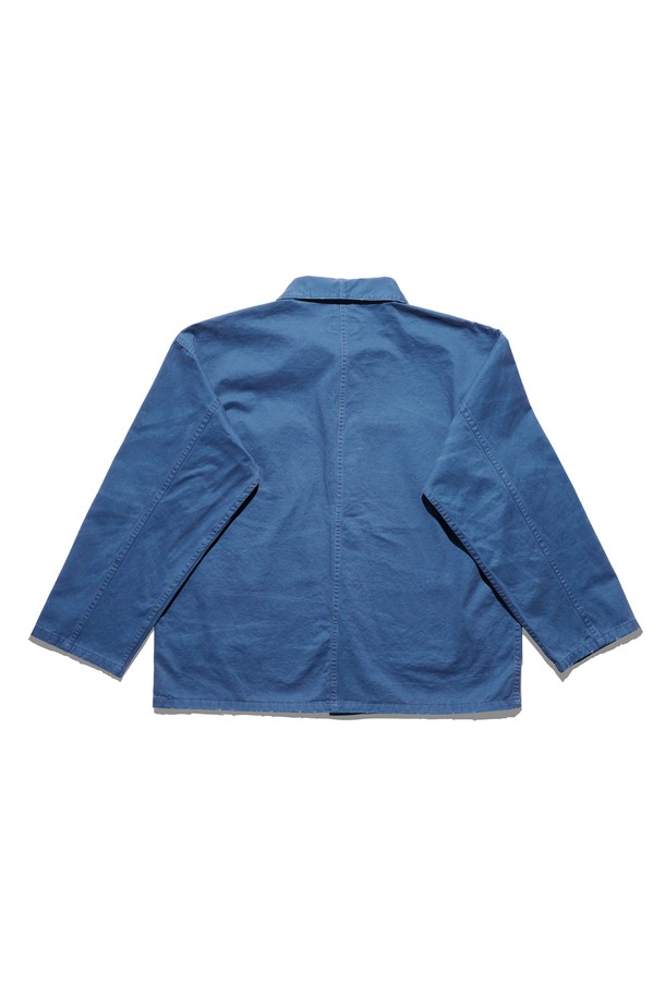 헐리우드 재킷 블루 버전3 데미지는 워크웨어, 캐주얼, 레트로 스타일을 아우르는 남성용 아우터입니다. 짙은 블루 컬러에 물빠진 워싱 처리가 더해져 빈티지한 무드를 자아냅니다. 면 소재로 제작되어 두껍고 뻣뻣한 촉감을 가지며, 레귤러 핏으로 편안하게 착용 가능합니다. 긴 소매와 데미지 디테일, 수작업 워싱이 특징이며, 일상복으로 활용하기 좋습니다.
