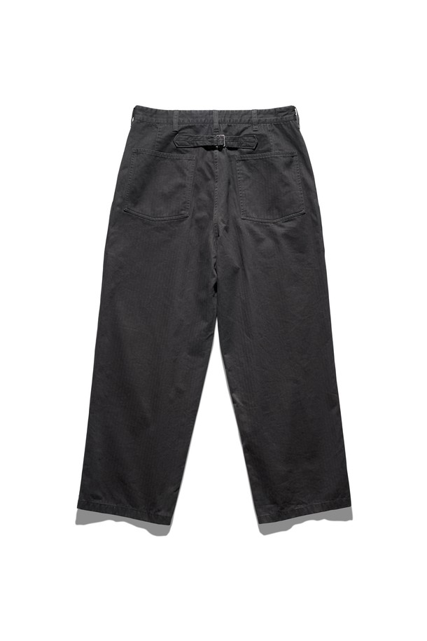 신치백 베이커 팬츠 차콜은 차콜 및 브라운 컬러로 출시된 면 소재의 긴 기장 와이드핏 팬츠입니다. 뻣뻣한 촉감과 두꺼운 두께감으로 제작되어 캐주얼, 밀리터리, 미니멀, 워크웨어 스타일을 연출하기 좋습니다. 루즈핏으로 편안한 착용감을 제공하며, 일상에서 폭넓게 활용할 수 있습니다. 무지 디자인으로 다양한 상의와 매치하기 용이하며, 스타일리시한 코디를 완성할 수 있습니다.
