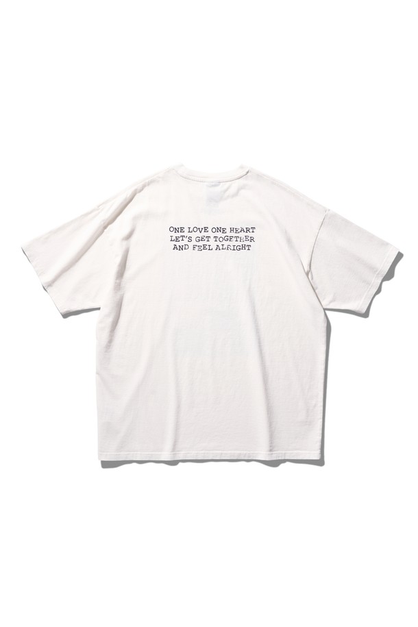 밥 말리(Bob Marley)의 감성을 담은 반팔 티셔츠입니다. 오프 화이트 컬러에 빈티지 워싱 가공을 더해 부드러운 촉감과 자연스러운 멋을 선사합니다. 넉넉한 오버핏과 박시핏으로 편안함을 강조했으며, 라운드넥 디자인으로 어떤 스타일에도 잘 어울립니다. 봄, 여름 시즌에 어울리는 면 소재의 반팔 티셔츠로, 스트릿 및 캐주얼 스타일을 즐기는 분들께 추천합니다. 밥 말리의 공식 라이선스 아트워크와 디지털 프린팅, 홀로그램 스티커 인증으로 소장 가치를 높인 한정판 제품입니다.
