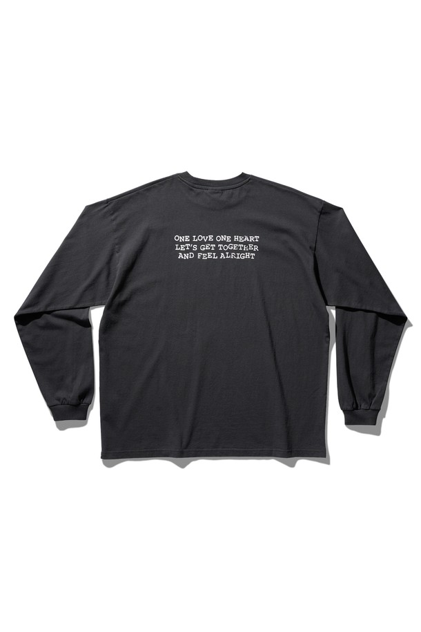 밥 말리(Bob Marley) 빈티지 블랙 긴팔 티셔츠입니다. 일상, 캠핑 등 다양한 TPO에 어울리는 오버핏의 면 긴팔 티셔츠로, 빈티지 스트릿 스타일을 연출합니다. 밥 말리 아티스트의 라이선스를 받아 제작되었으며, 빈티지 워싱 가공과 디지털 프린팅으로 레트로 무드를 더했습니다. 부드러운 촉감과 라운드넥 디자인으로 편안하게 착용 가능하며, 홀로그램 인증 스티커가 부착된 한정판 제품입니다. 봄, 가을, 겨울 모두 활용 가능한 실용적인 아이템입니다.
