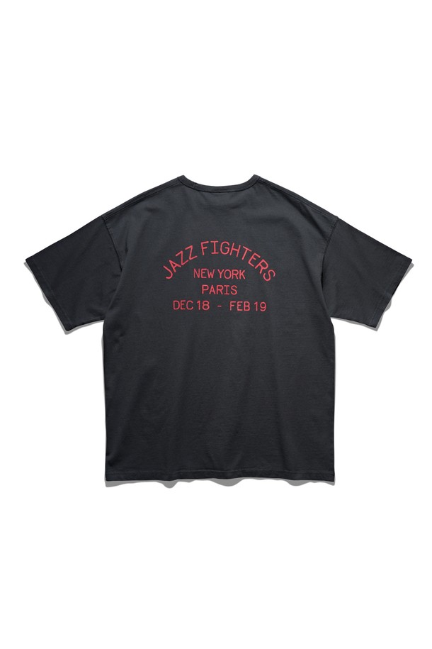 "재즈 파이터즈" 반팔 티셔츠 빈티지 블랙은 빈티지 스타일과 캐주얼 무드를 동시에 즐길 수 있는 상의입니다. 부드러운 촉감의 면 소재를 사용하여 편안한 착용감을 선사하며, 봄, 여름에 활용하기 좋습니다. 박시 핏과 레귤러 기장으로 편안함을 더하고, 립 네크라인으로 디자인의 완성도를 높였습니다. 빈티지 스타일 그래픽과 스크린 프린팅, 페이드 효과, 소프트 터치 가공 등의 디테일이 돋보이며, 컴팩트 원사를 사용하고 텀블 워시 처리하여 내구성을 높였습니다. 일상에서 캐주얼하거나 스트리트 스타일을 연출하기에 좋은 아이템입니다.
