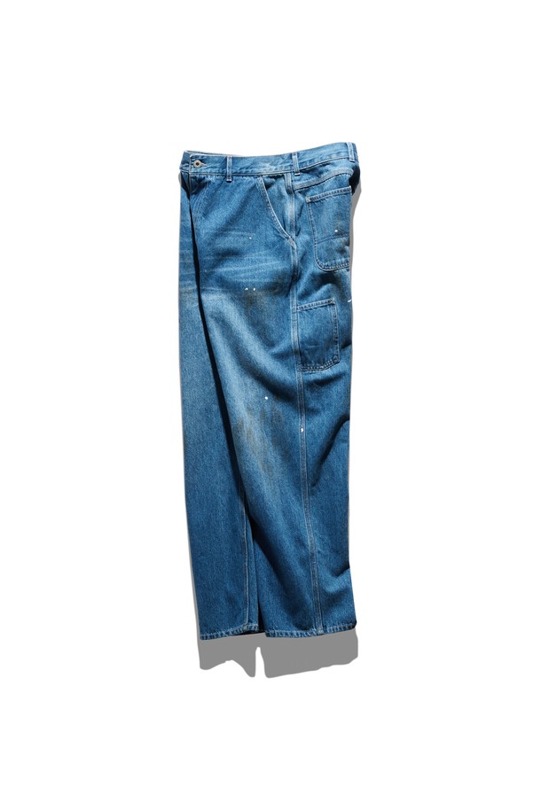 세컨드 데님 워크 팬츠 더티 워싱은 남성용 데님 팬츠로, 봄/가을 계절에 착용하기 좋습니다. 캐주얼 및 스트릿 스타일을 아우르는 워크웨어 무드를 연출하며, 레귤러핏으로 편안한 착용감을 선사합니다. 톤 다운된 블루 컬러와 뻣뻣한 데님 소재, 더티 워싱 가공으로 빈티지한 매력을 더했습니다. 긴 기장으로 어떤 상의와도 훌륭한 조화를 이루며, 데일리룩에 포인트 아이템으로 활용하기 좋습니다.
