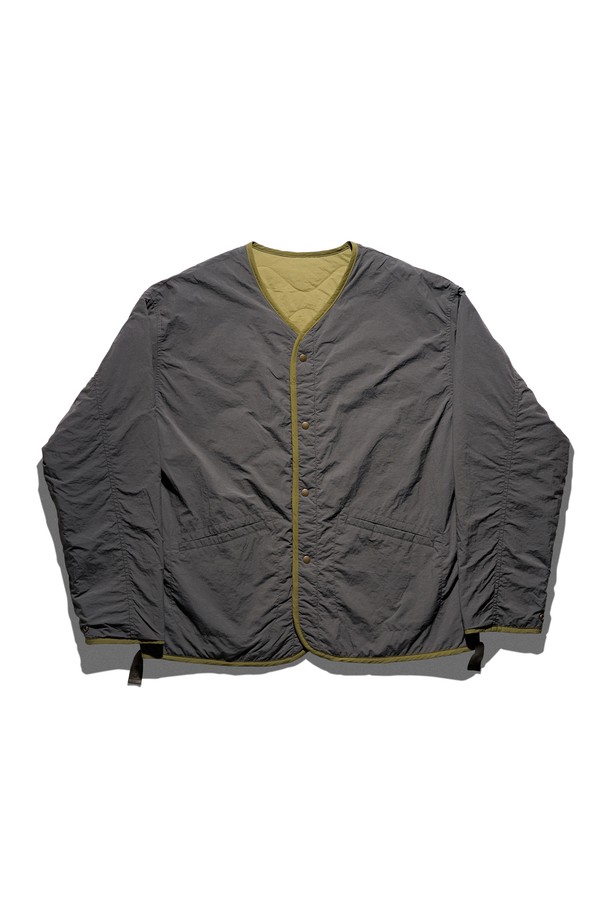 "리버시블 라이너 재킷" 올리브 카키 컬러는 가을, 겨울철에 착용하기 좋은 두꺼운 두께감의 공용 라이너 재킷입니다. 캐주얼, 밀리터리 스타일을 모두 소화할 수 있는 무지 패턴의 제품으로, 양면 착용이 가능하여 실용성을 높였습니다. 넉넉한 레귤러핏과 긴 소매 기장, 집업 여밈 방식으로 편안한 착용감을 제공하며, 나일론 소재로 제작되어 부드러운 촉감을 자랑합니다. 출근룩과 여행룩 등 다양한 TPO에 활용 가능하며, 미니멀한 스타일 연출에도 용이합니다.
