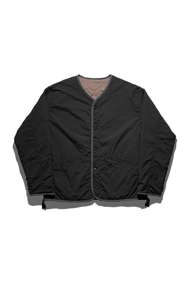 차콜 컬러의 리버시블 라이너 재킷입니다. 남녀 공용으로 착용 가능하며, 가을과 겨울에 따뜻하게 입을 수 있습니다. 베이직하고 캐주얼한 스타일로, 일상생활은 물론 출근룩, 모임룩까지 활용도가 높습니다. 부드러운 폴리에스테르 소재로 제작되어 편안한 착용감을 선사하며, 두꺼운 두께감으로 보온성을 높였습니다. 양면으로 착용 가능한 리버시블 디자인으로 다양한 스타일을 연출할 수 있습니다.
