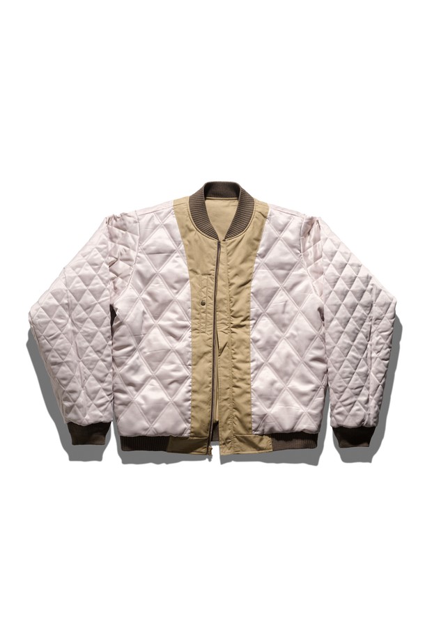 나단 더비 재킷 베이지는 남성 의류로, 봄과 가을에 적합한 캐주얼 및 베이직 스타일의 자켓입니다. 얇은 두께감과 긴 소매 기장, 레귤러핏으로 편안하게 착용할 수 있으며, 집업 여밈 방식과 립 디테일이 특징입니다. 무지 패턴의 베이지 컬러로 다양한 스타일에 매치하기 용이하며, 미니멀하고 클래식한 분위기를 연출합니다. 일상복으로 활용하기 좋은 실용적인 아이템입니다.
