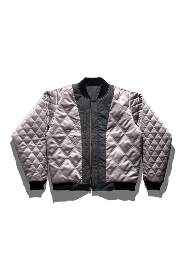 나단 더비 재킷 차콜은 남성용 아우터로, 봄, 가을에 착용하기 좋은 얇은 두께의 집업 블루종입니다. 캐주얼, 베이직 스타일로 일상에서 편안하게 활용할 수 있으며, 차콜 컬러와 무지 디자인으로 어떤 옷에도 잘 어울립니다. 레귤러핏으로 제작되어 편안한 착용감을 제공하며, 긴 소매와 립 디테일이 특징입니다. 미니멀하고 클래식한 스타일을 선호하는 분들께 추천합니다.
