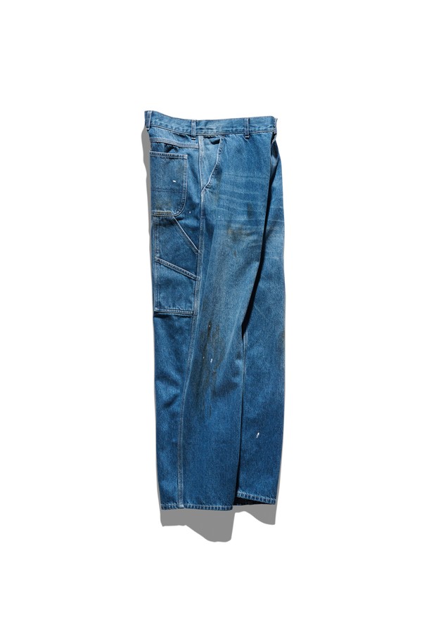 세컨드 데님 워크 팬츠 더티 워싱은 남성용 데님 팬츠로, 봄/가을 계절에 착용하기 좋습니다. 캐주얼 및 스트릿 스타일을 아우르는 워크웨어 무드를 연출하며, 레귤러핏으로 편안한 착용감을 선사합니다. 톤 다운된 블루 컬러와 뻣뻣한 데님 소재, 더티 워싱 가공으로 빈티지한 매력을 더했습니다. 긴 기장으로 어떤 상의와도 훌륭한 조화를 이루며, 데일리룩에 포인트 아이템으로 활용하기 좋습니다.
