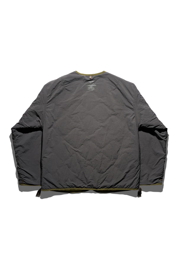 "리버시블 라이너 재킷" 올리브 카키 컬러는 가을, 겨울철에 착용하기 좋은 두꺼운 두께감의 공용 라이너 재킷입니다. 캐주얼, 밀리터리 스타일을 모두 소화할 수 있는 무지 패턴의 제품으로, 양면 착용이 가능하여 실용성을 높였습니다. 넉넉한 레귤러핏과 긴 소매 기장, 집업 여밈 방식으로 편안한 착용감을 제공하며, 나일론 소재로 제작되어 부드러운 촉감을 자랑합니다. 출근룩과 여행룩 등 다양한 TPO에 활용 가능하며, 미니멀한 스타일 연출에도 용이합니다.
