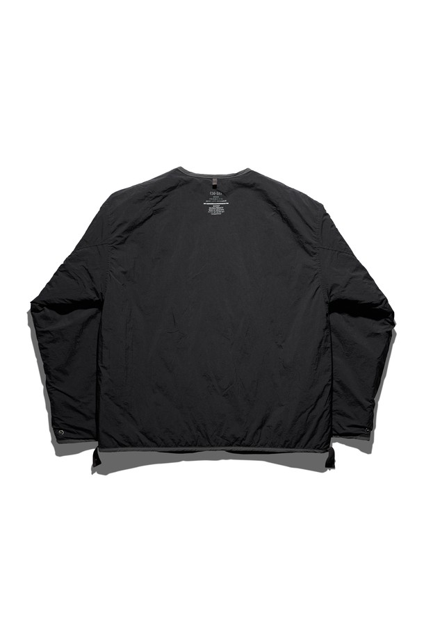 차콜 컬러의 리버시블 라이너 재킷입니다. 남녀 공용으로 착용 가능하며, 가을과 겨울에 따뜻하게 입을 수 있습니다. 베이직하고 캐주얼한 스타일로, 일상생활은 물론 출근룩, 모임룩까지 활용도가 높습니다. 부드러운 폴리에스테르 소재로 제작되어 편안한 착용감을 선사하며, 두꺼운 두께감으로 보온성을 높였습니다. 양면으로 착용 가능한 리버시블 디자인으로 다양한 스타일을 연출할 수 있습니다.
