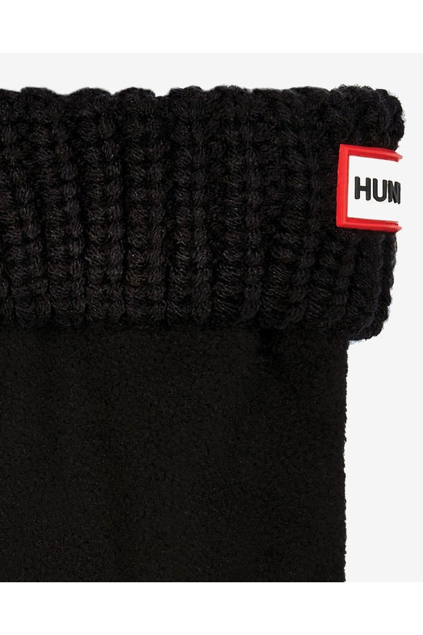 [KIDS] 하프 카디건 부츠삭스 - 블랙 KAS4004AACBLK는 키즈를 위한 부츠삭스입니다. 캐주얼, 미니멀, 클래식 스타일을 아우르는 디자인으로, 가을과 겨울철에 따뜻하게 착용할 수 있습니다. 무지 패턴의 블랙 컬러는 어떤 옷에도 코디가 용이하며, 하프 기장으로 다리를 더욱 길어 보이게 합니다. 카디건 스타일로 포인트를 주어, 일반 부츠삭스와는 차별화된 매력을 선사합니다. 일상생활에서 편안하게 활용하기 좋은 아이템입니다.
