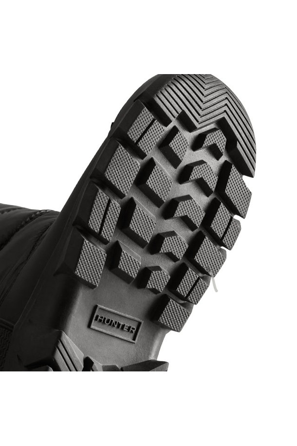 [JUNIOR] 오리지날 톨 스노우부츠 - 블랙 JFT6067WWUBLK는 겨울철 유아동을 위한 방수, 보온 기능을 갖춘 스노우부츠입니다. 라운드 앞코와 오픈형 여밈 디자인으로 편안한 착용감을 제공하며, 미드컷 탑라인이 발목을 안정적으로 감싸줍니다. 블랙 컬러의 무지 패턴에 플랫 굽과 합성가죽 소재로 제작되어 캐주얼, 미니멀, 스포티 스타일 모두 소화 가능합니다. 안감은 기모 처리가 되어 있어 추운 날씨에도 따뜻하게 신을 수 있으며, 여행, 산책, 휴가 등 다양한 TPO에 활용하기 좋습니다. 가볍고 활동성이 뛰어나 아이들의 겨울철 야외 활동에 적합합니다.
