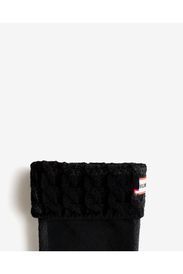 [KIDS] 하프 카디건 부츠삭스 - 블랙 KAS4004AACBLK는 키즈를 위한 부츠삭스입니다. 캐주얼, 미니멀, 클래식 스타일을 아우르는 디자인으로, 가을과 겨울철에 따뜻하게 착용할 수 있습니다. 무지 패턴의 블랙 컬러는 어떤 옷에도 코디가 용이하며, 하프 기장으로 다리를 더욱 길어 보이게 합니다. 카디건 스타일로 포인트를 주어, 일반 부츠삭스와는 차별화된 매력을 선사합니다. 일상생활에서 편안하게 활용하기 좋은 아이템입니다.
