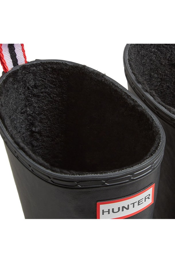 [WOMEN] 오리지널 플레이 인슐레이티드 톨 부츠 - 블랙 WFT2235RMABLK는 여성용 부츠로, 가을과 겨울에 따뜻하게 신을 수 있습니다. 블랙 색상의 라운드 앞코 디자인, 슬립온 스타일로 편안한 착용감을 제공합니다. 방수 기능과 보온 안감을 갖춰 실용적이며, 미니멀, 클래식, 캐주얼 룩에 모두 잘 어울립니다. 출근룩에 세련된 포인트를 더할 수 있는 톨 부츠입니다. 고무와 합성가죽 소재로 제작되었습니다.
