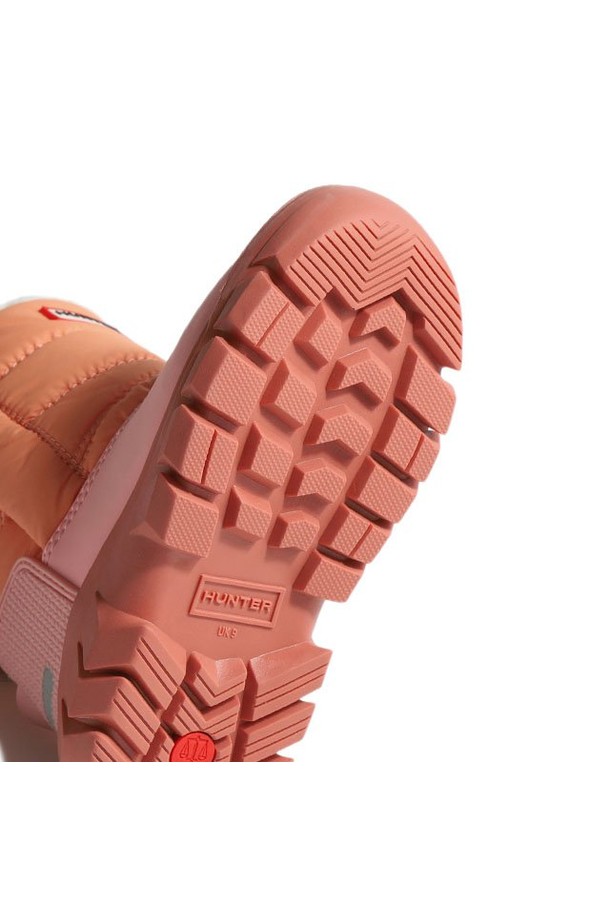 [KIDS] 오리지날 스노우부츠 - 오렌지허밍핑크 KFT5068WWUOHF는 겨울철 눈썰매, 여행, 캠핑 등 다양한 활동에 적합한 키즈용 방수 부츠입니다. 오렌지와 핑크 컬러 배색이 돋보이며, 라운드 앞코 디자인과 벨크로형 여밈으로 편안한 착용감을 제공합니다. 합성가죽과 고무 소재를 사용하여 내구성을 높였으며, 기모 안감과 하이탑 디자인으로 보온성을 강화했습니다. 플랫 굽과 발볼 일반 디자인으로 활동성을 보장하며, 캐주얼, 미니멀, 고프코어 스타일과 잘 어울립니다. 겨울철 방한, 방수는 물론 스타일까지 챙길 수 있는 실용적인 스노우부츠입니다.
