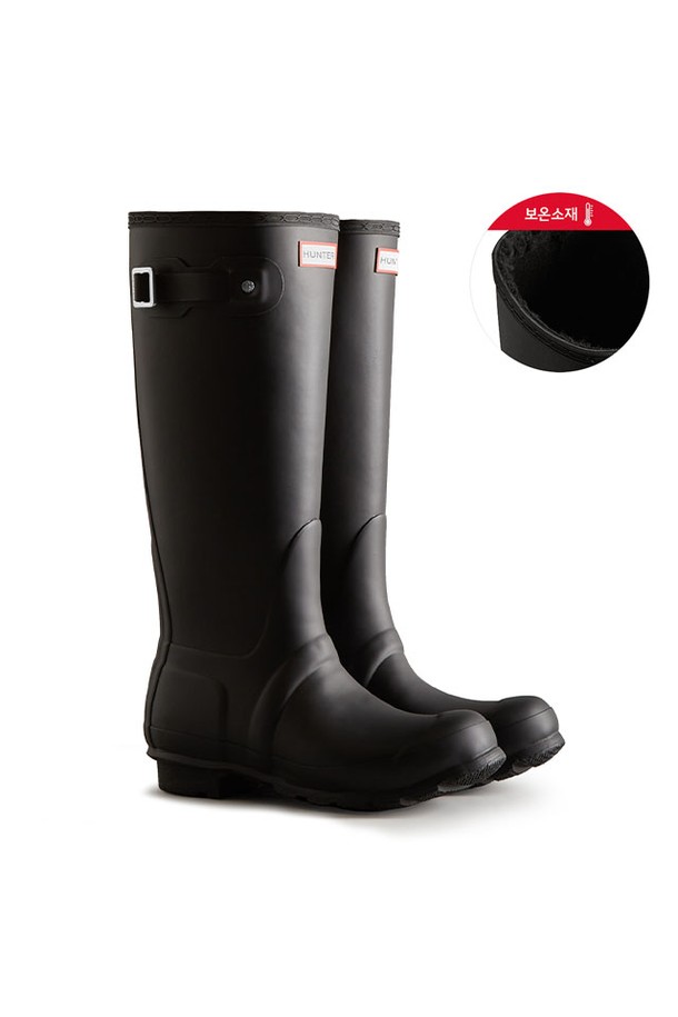 [WOMEN] 오리지날 인슐레이티드 톨 부츠 - 블랙 WFT2041RMABLK는 여성용 부츠로, 가을과 겨울에 착용하기 좋습니다. 블랙 컬러의 라운드 앞코 디자인에 방수 기능과 인슐레이티드 안감을 사용하여 일상생활은 물론 출근룩에도 활용 가능합니다. 플랫 굽에 무지 패턴으로 미니멀, 클래식, 캐주얼 스타일을 연출하기 용이합니다. 주요 소재는 고무이며, 톨 탑라인 디자인이 특징입니다.
