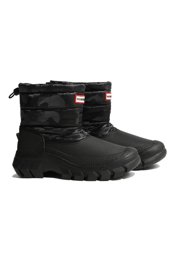 [WOMEN] 인트레피드 리플렉티브 카모 숏 스노우부츠 - 블랙 WFS1004PCTBLK는 여성용 겨울 스노우부츠입니다. 블랙 컬러에 카모 패턴이 적용되었으며, 나일론 소재와 벨크로형 여밈으로 편안한 착용감을 제공합니다. 숏 기장의 디자인으로 활동성과 보온성을 동시에 잡았으며, 기모 안감과 리플렉티브, 방수 기능이 특징입니다. 캐주얼, 고프코어, 스포티 스타일을 즐기는 분들께 여행룩, 휴가룩, 캠핑룩에 매치하기 좋은 아이템입니다. 로우힐 플랫 굽으로 편안함을 더했습니다.
